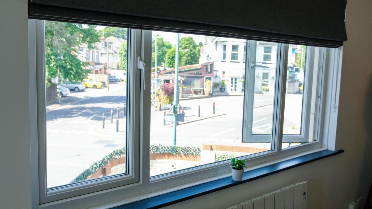 בורנמות' Intimate Entire Flat 9-Min Walk To Boscombe Beach מראה חיצוני תמונה
